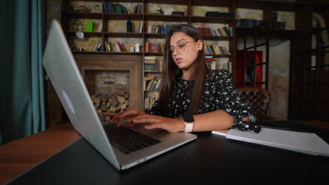mujer trabajando en una computadora portátil en un espacio de estudio acogedor