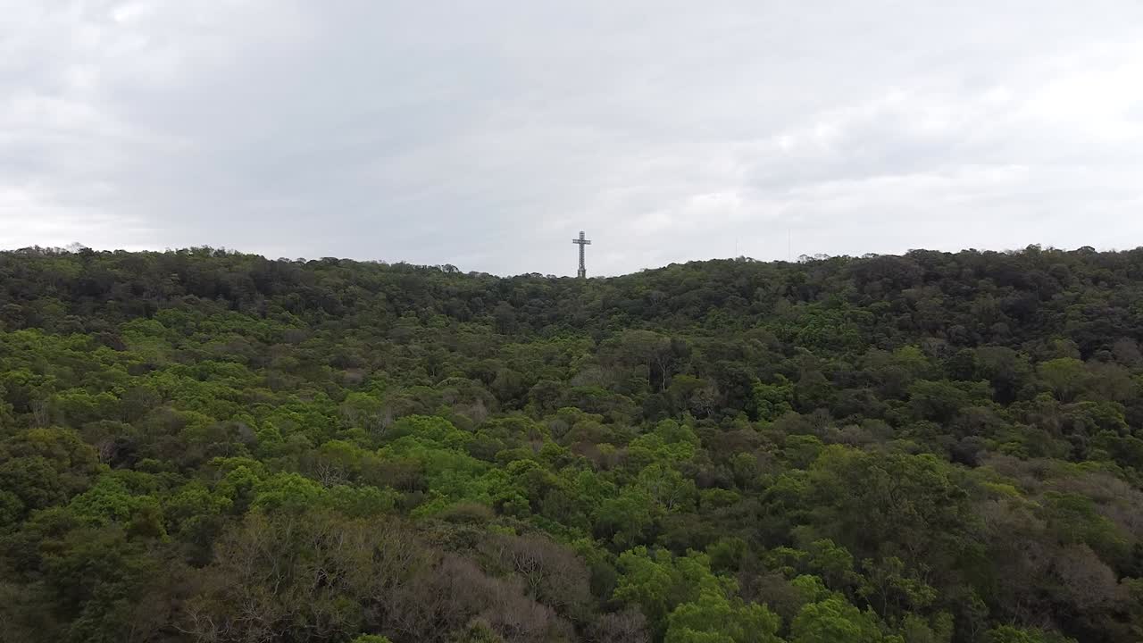 drone disparó argentina santa ana bosque con cruz en el fondo al mediodía con cielo azul paisaje nublado alrededor de santa ana