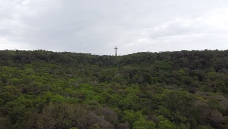 Drohnenaufnahme-Des-Argentinischen-Santa-Ana-Waldes-Mit-Kreuz-Im-Hintergrund,-Mittagsnachmittag-Mit-Blauem-Himmel-Und-Bewölkter-Landschaft-Rund-Um-Santa-Ana