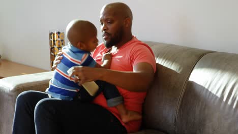 padre e hijo jugando juntos en la sala de estar en casa 4k