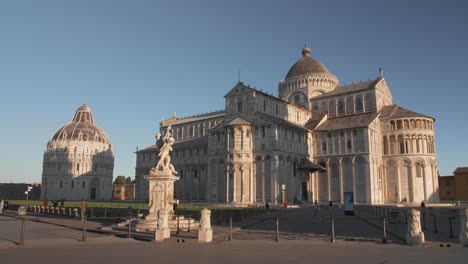 Errichtungsaufnahme-Des-Platzes-Von-Pisa-Mit-Schiefem-Turm,-Kathedrale,-Kuppel-Und-Bewegung-Nach-Links-Während-Des-Morgens-Mit-Goldener-Stunde