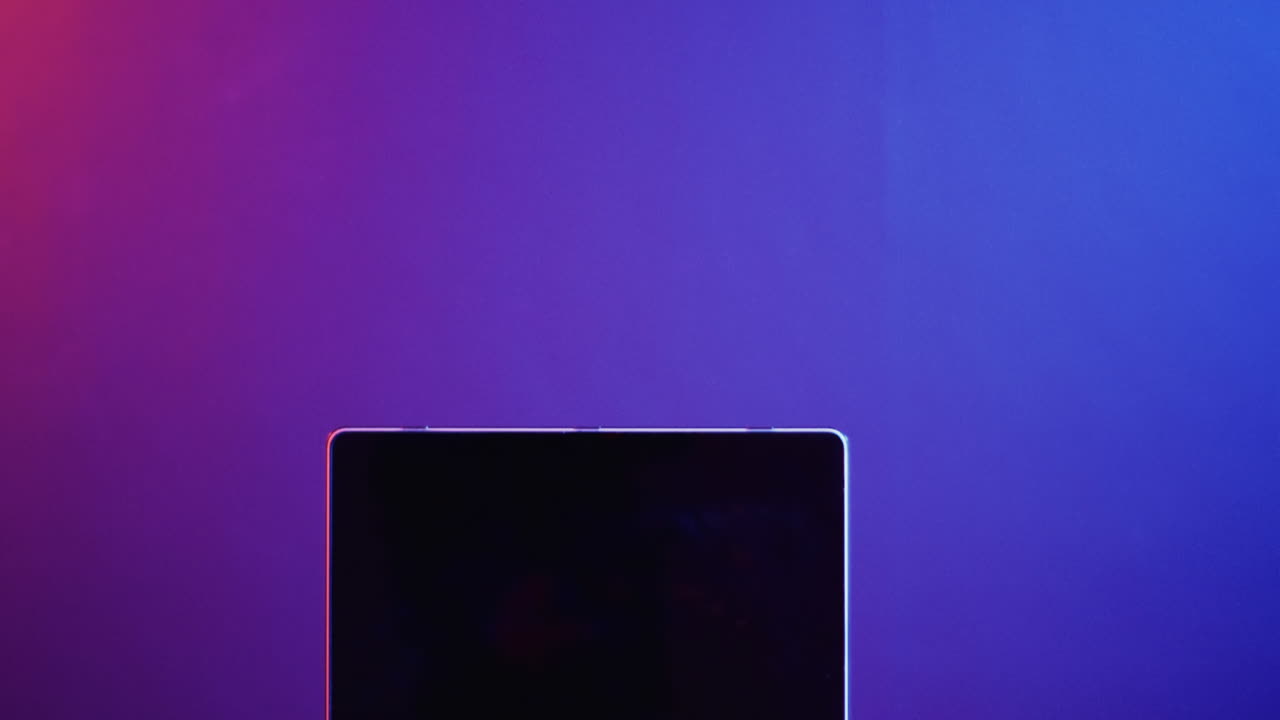 video de una computadora portátil con pantalla en blanco, espacio de copia en fondo de neón