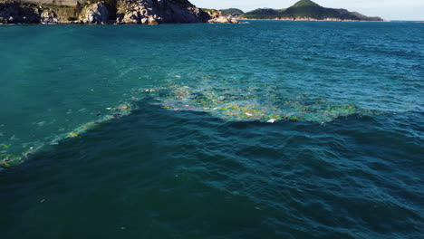 basura flotando en la superficie del océano en vietnam causando un problema ambiental global con contaminación