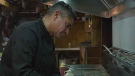 Hombre-Caucásico-Cocinando-En-La-Cocina