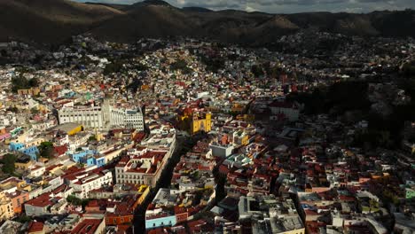 antena: drone dolly en toma de basílica de guanajuato desde lejos