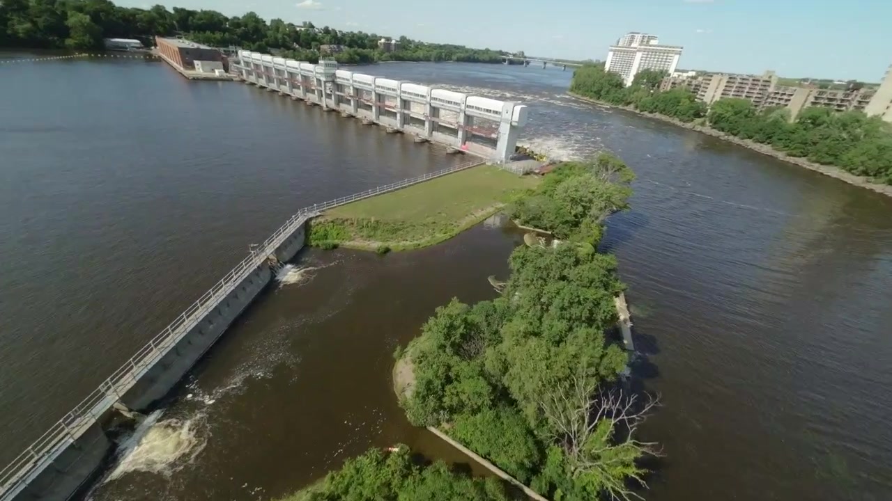 Fiume e paesaggio urbano a Riviere des Prairies, Montreal, Canada - Drone FPV.