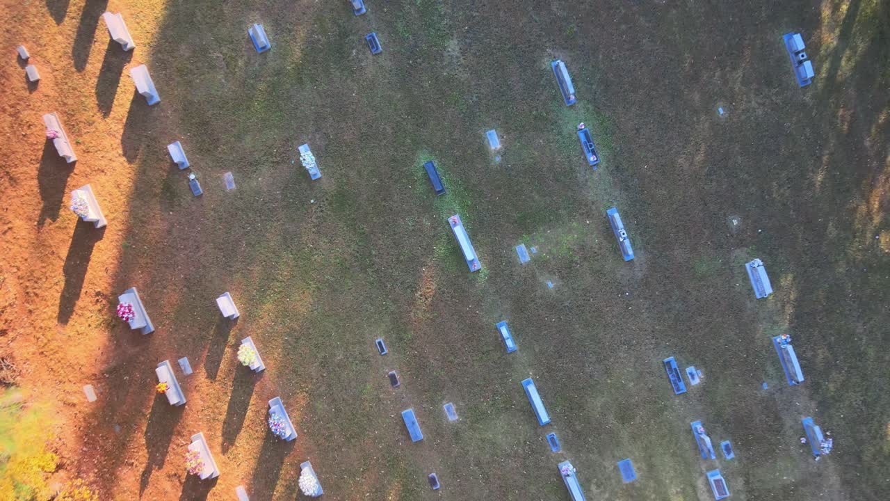 묘지에서 삭제 표시의 오름차순 오버 헤드 샷