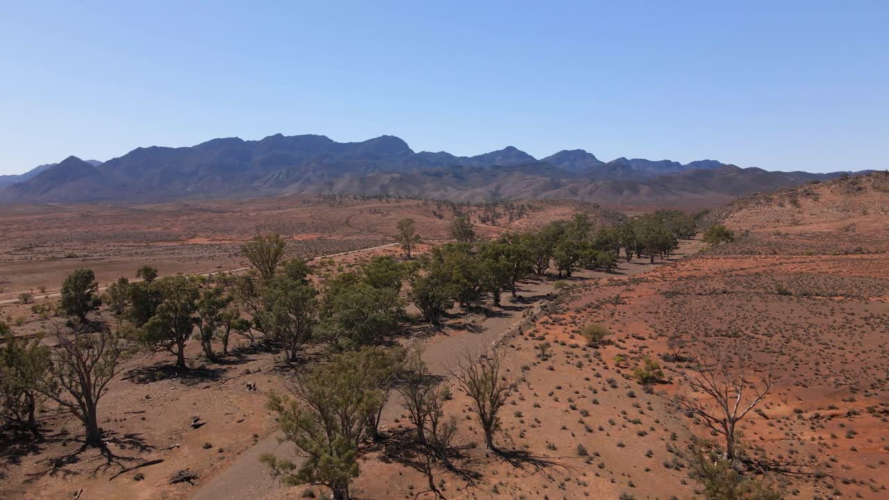 vista panorámica del recorrido moralana desde arriba, camino de tierra en el interior de australia del sur, vista aérea
