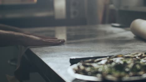 Chef-Anónimo-Estirando-Masa-Para-Pastelería