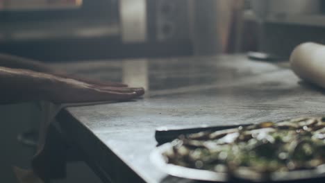 chef anónimo estirando la masa para pastelería