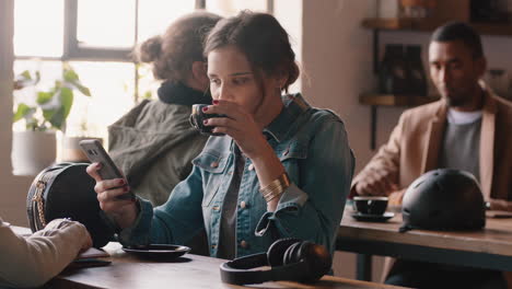 Glückliche-Frau,-Die-Ihr-Smartphone-Im-Café-Benutzt-Und-Kaffee-Trinkt,-SMS-Schreibt,-Nachrichten-In-Sozialen-Medien-Teilt-Und-Mobile-Technologie-In-Einem-Belebten-Restaurant-Genießt