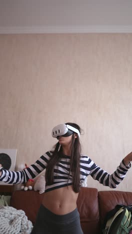 mujer jugando a un juego de realidad virtual en casa