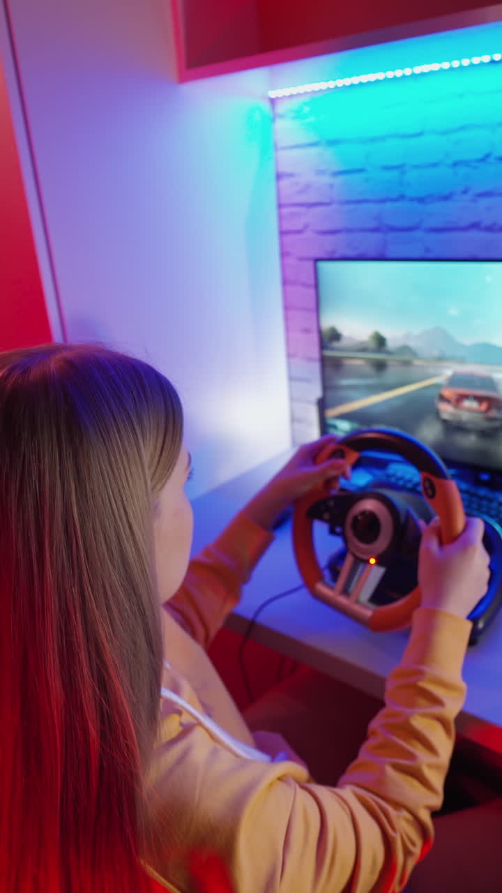 Donna che guida un simulatore. Giovane ragazza che gioca a un videogioco di corse. Video verticale