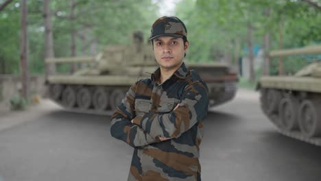 retrato de un hombre del ejército indio de pie con las manos cruzadas