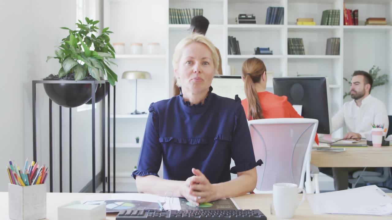 사업가 여성이 카메라에 프로젝트에 대해 이야기하고 있습니다.