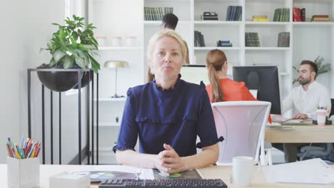 mujer de negocios hablando de un proyecto a la cámara