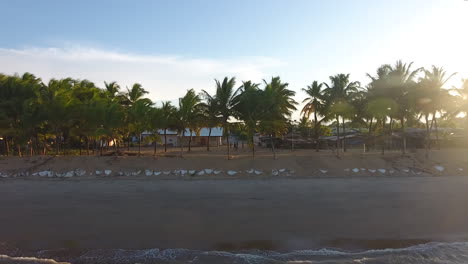 Fliegen-Entlang-Des-Küstenstrandes-Von-Kourou-Bei-Sonnenuntergang.-Französisch-Guayana.