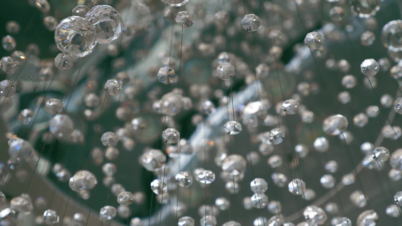 크리스탈 들리어, 반이는 크리스탈, 현대 크리스탈 장식, 클로즈업, 크리스탈 공을 매달고, 빈티지 크리스탈 램프 세부 사항, 다이아몬드, 귀한 돌, 조명