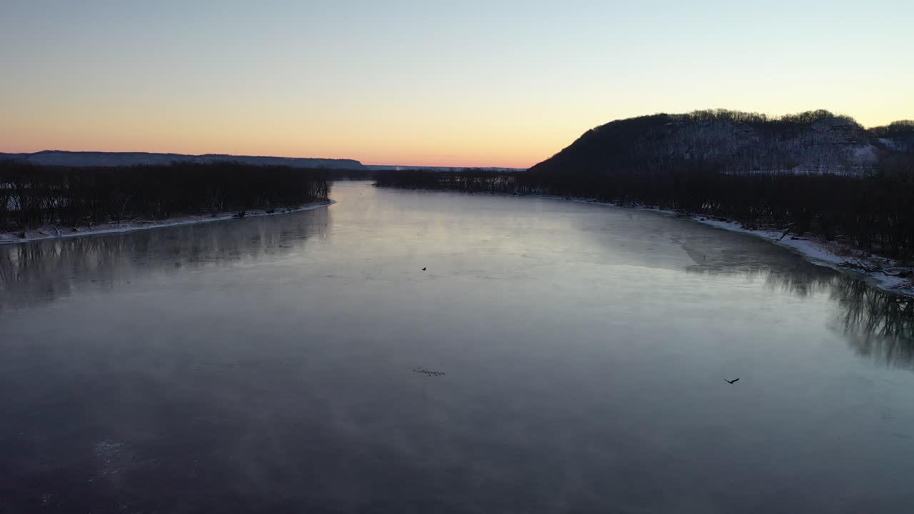 해가 뜨면 얼어붙은 강