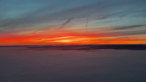 Amanecer-Sobre-Alemania-Cerca-De-Frankfurt-Desde-Una-Cabina-De-Jet-Después-De-La-Salida-Con-Un-Cielo-Rojo-Intenso-En-Una-Fría-Mañana-De-Invierno