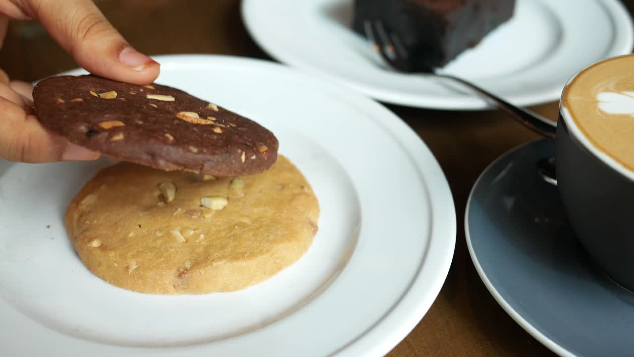 커피 와 브라우니 를 가진 쿠키 를 들고 있는 사람