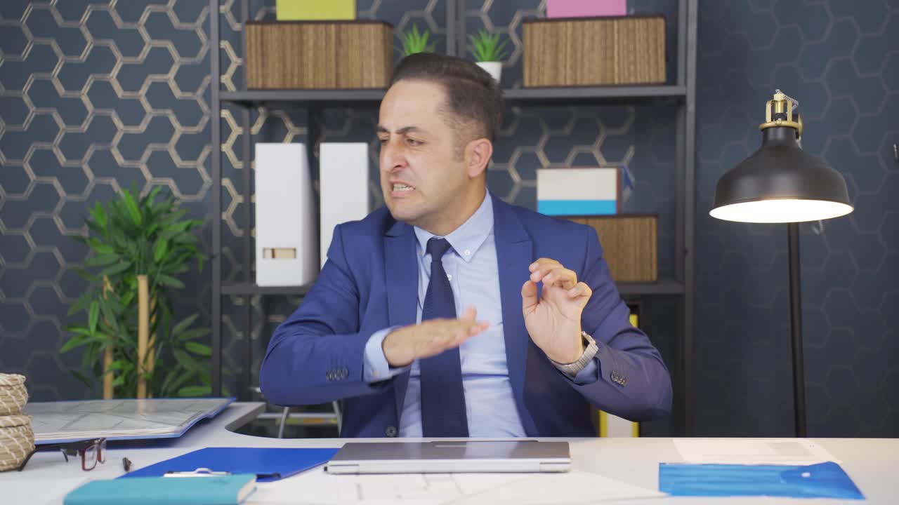 el hombre de negocios que ve los malos acontecimientos en la computadora portátil se enoja.