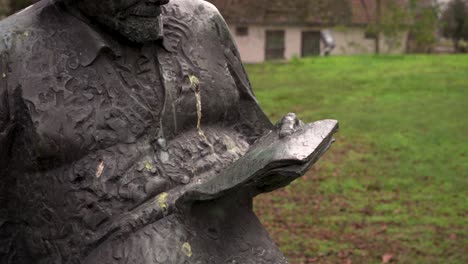 Statue-Des-Berühmten-Ungarischen-Komponisten-Und-Musikers-Zoltan-Kodaly-In-Nyirbator,-Ungarn,-Aufgenommen-Mit-Einer-Sony-Alpha-A7-II-In-4K