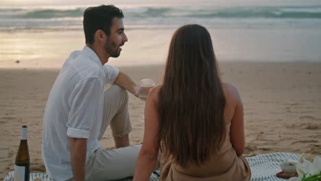 Romantische-Liebhaber-Entspannen-Am-Meeresstrand.-Lateinamerikanischer-Mann-Spricht-Mit-Frau,-Vertikales-Video