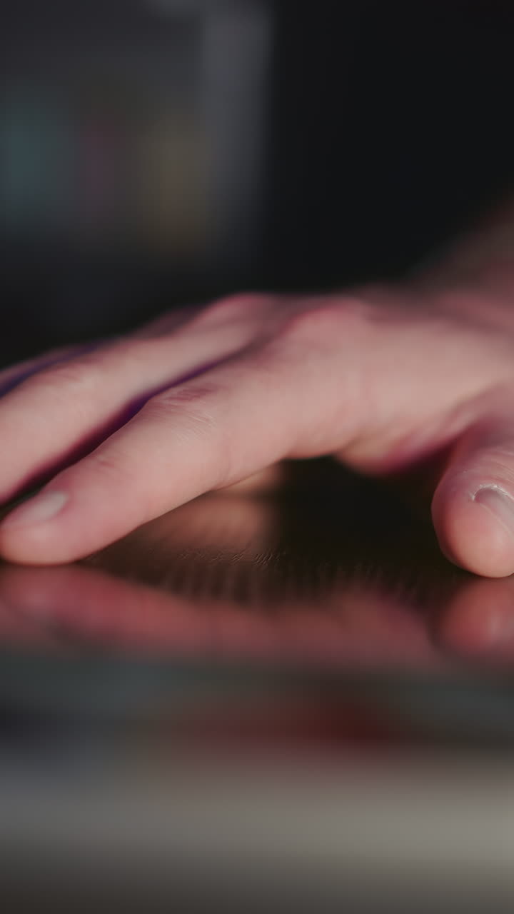 hombre toca la mano en la encimera de la consola de mezcla en un estudio de primer plano. productor de discos trabaja en un proyecto musical en un estudio de audio. hombre de negocios mano en el escritorio