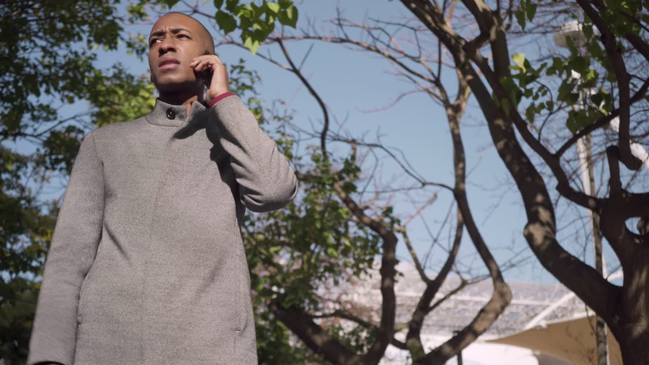 야외에서  ⁇ 드폰으로 이야기하는 심각한 남자