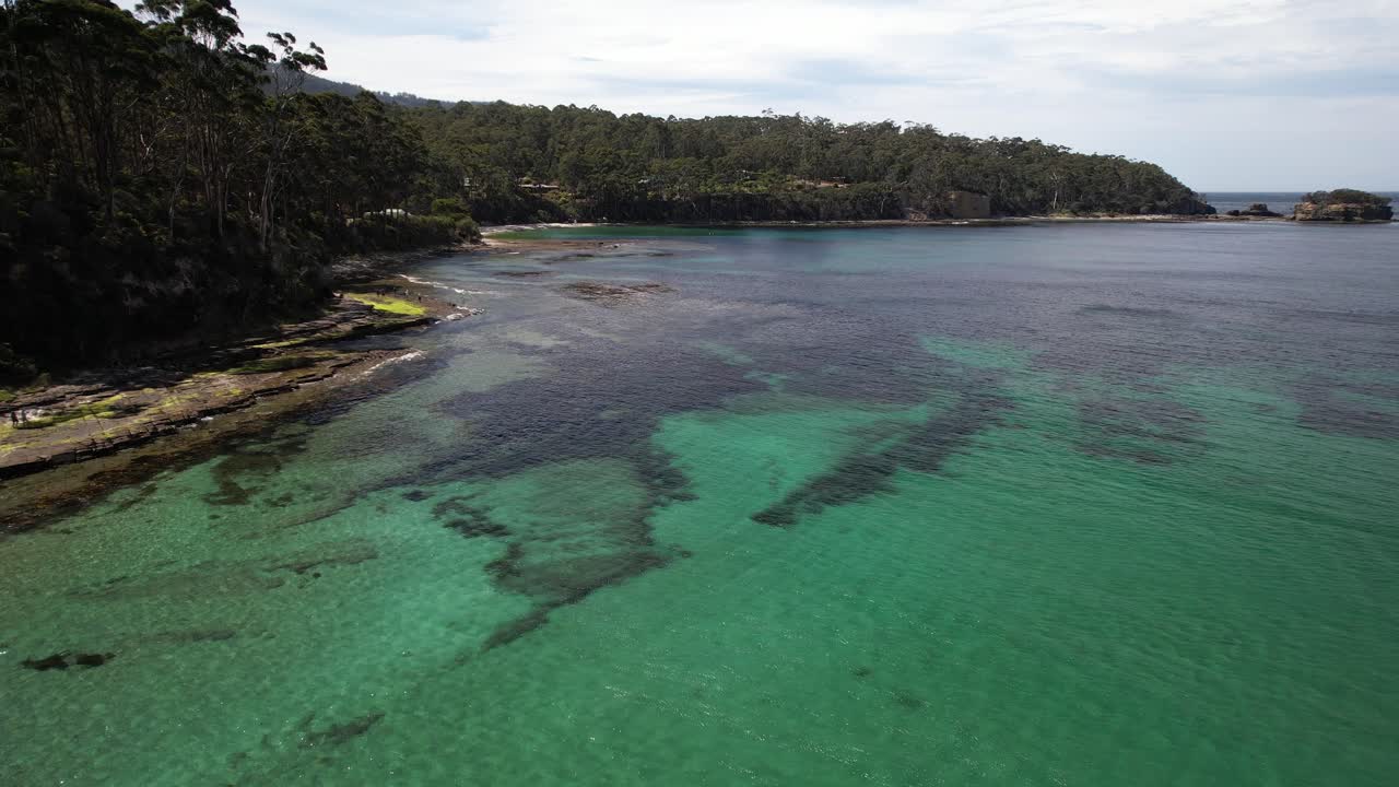 Mare turchese che circonda il Tasman National Park in Australia - Drone in avanti