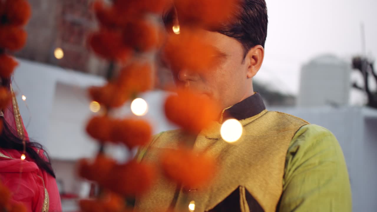 la pareja celebra un colorido diwali rangoli - rojo rosa naranja verde