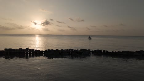 Estructuras-De-Rompeolas-De-Madera-Cerca-De-La-Playa-Sunset-De-Michamvi-En-Zanzíbar,-Tanzania