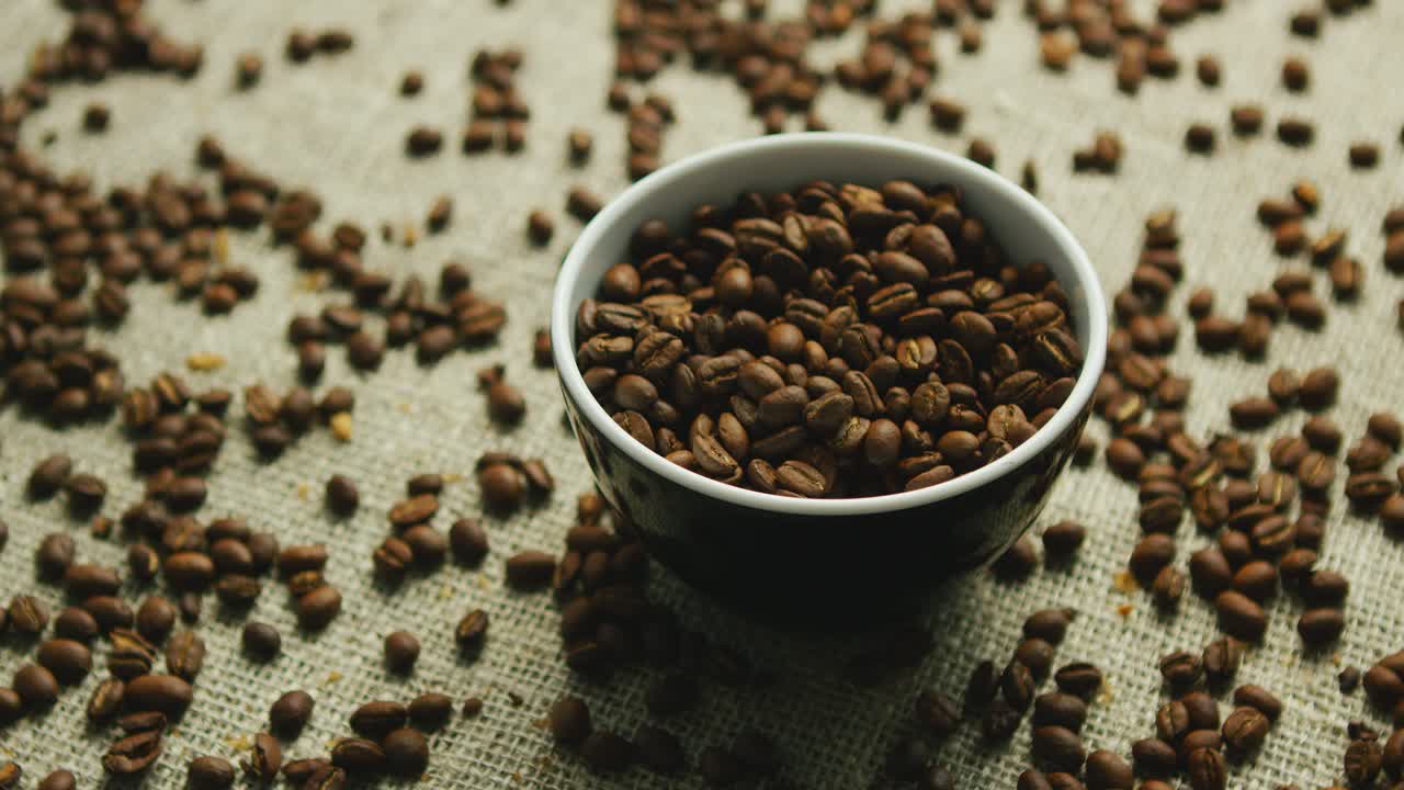 taza de granos de café sobre lienzo