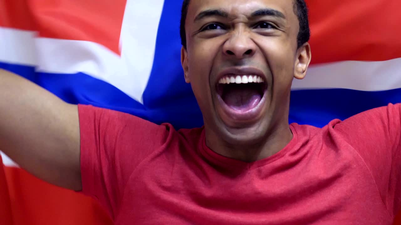 노르웨이 팬이 슬로모션으로 노르웨이의 발을 들고 축하합니다.