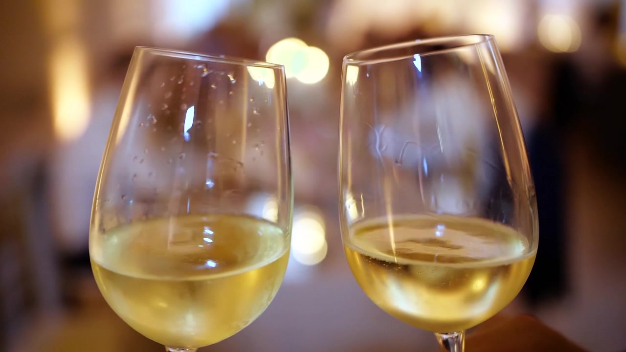 Brindisi con champagne frizzante al rallentatore