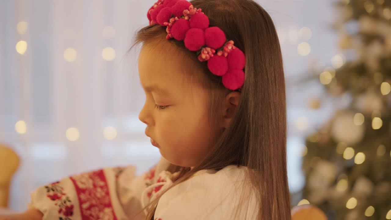 어머니 와 딸 이 크리스마스 축제 를 준비 하고 있다