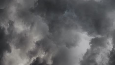 Dunkle-Wolken-Und-Gewitter,-Natürliche-Machtdemonstration