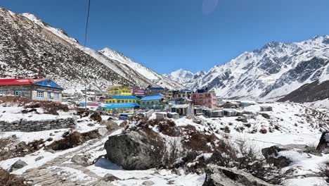 acercándose a las casas coloridas y al valle helado de kyanjin gompa