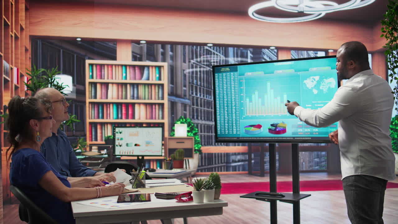 una pareja de ancianos discutiendo sus planes de jubilación con un planificador financiero