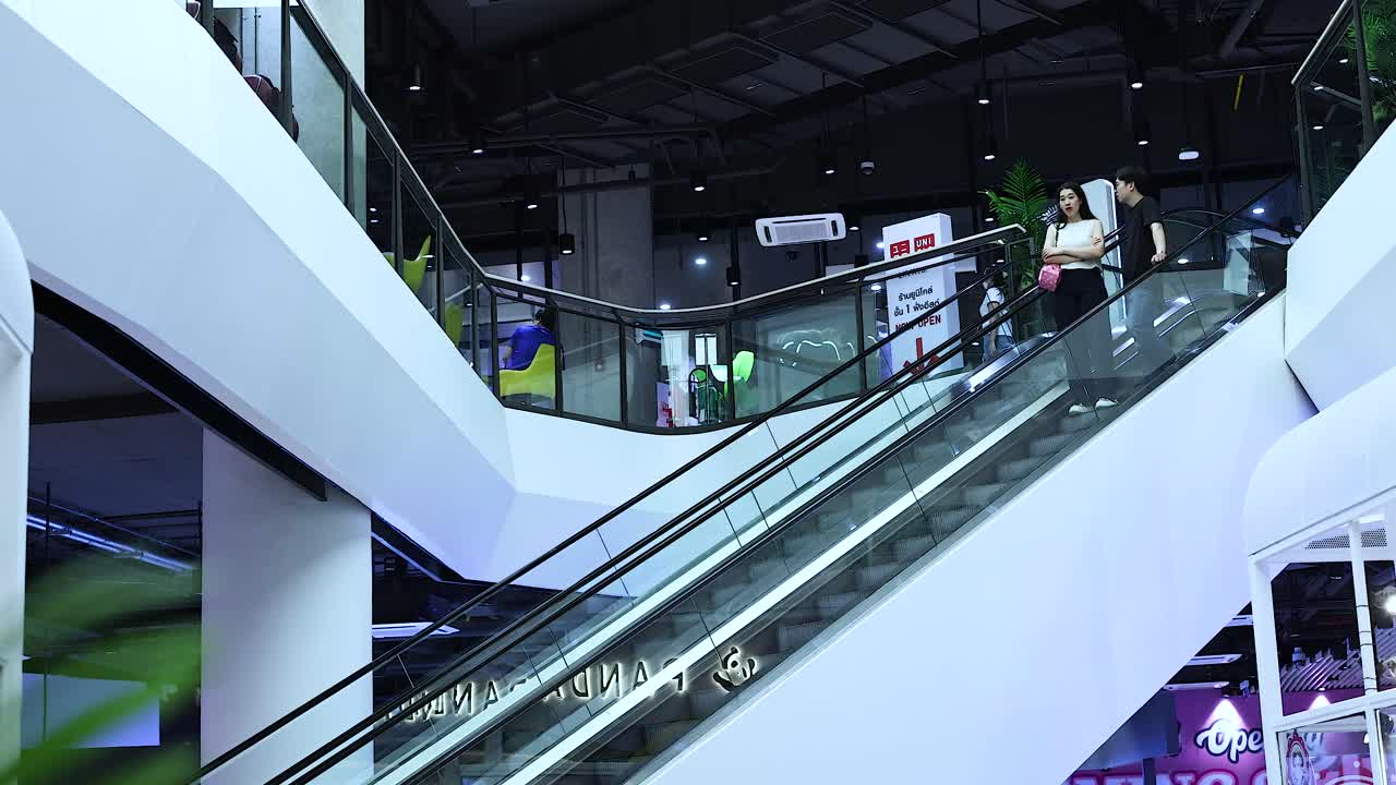 쇼핑몰 에서 에스컬레이터 를 올라가는 사람 들