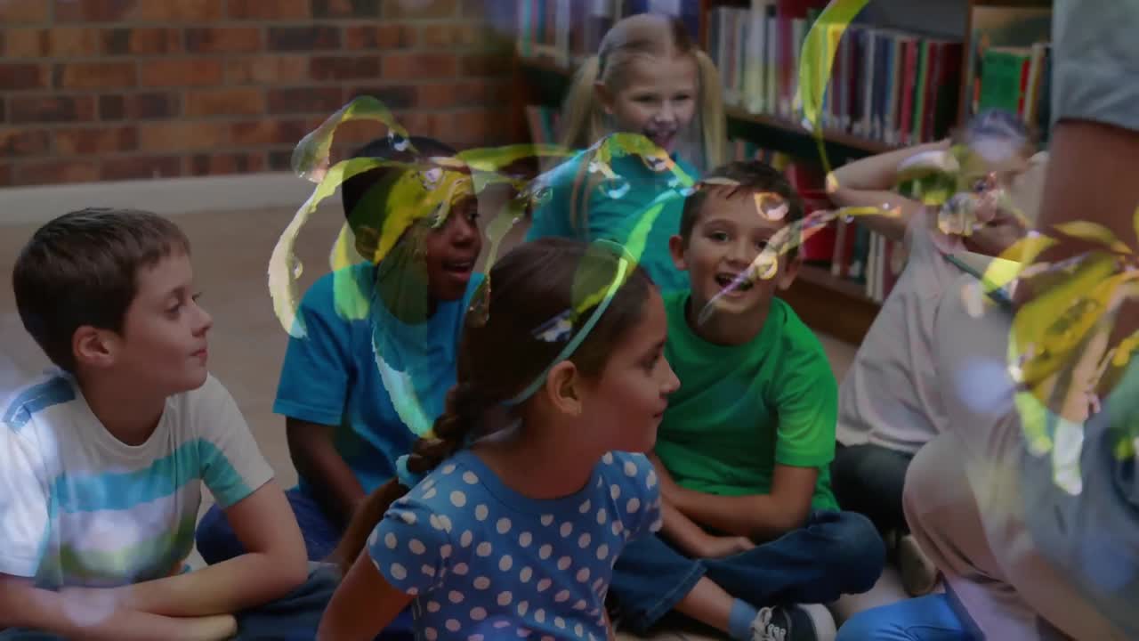 animación de hojas sobre diversos escolares y maestros