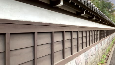 una pared larga y vieja