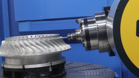 máquina de fresado cnc para metalurgia. corte de metal tecnología de procesamiento moderna.