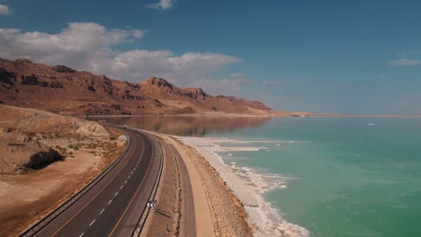 una toma aérea del mar muerto, israel