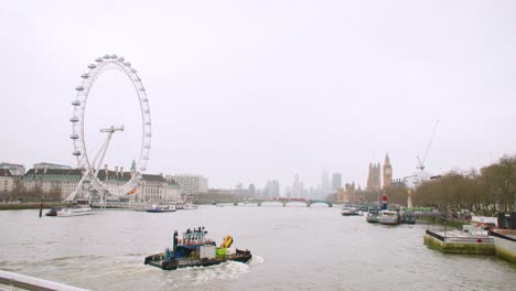 Boat-passes-in-front-of-the-London-Eye-on-the-River-Thames