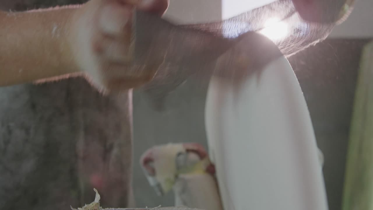 남성 서프보드 제작자 가 작업실 에서