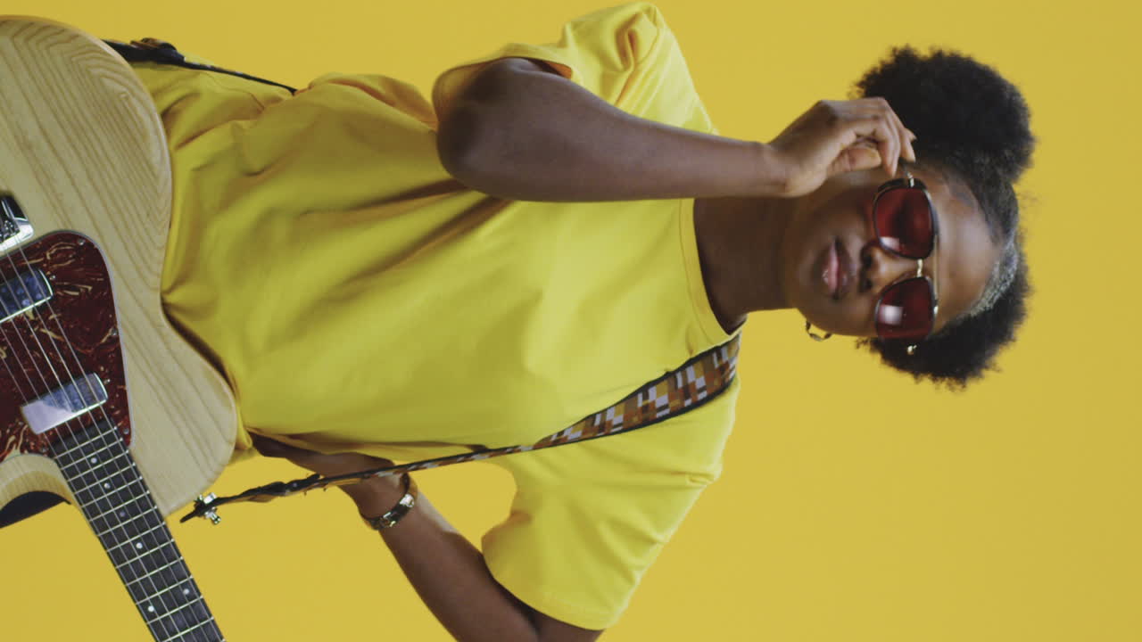 Una mujer joven tocando la guitarra.