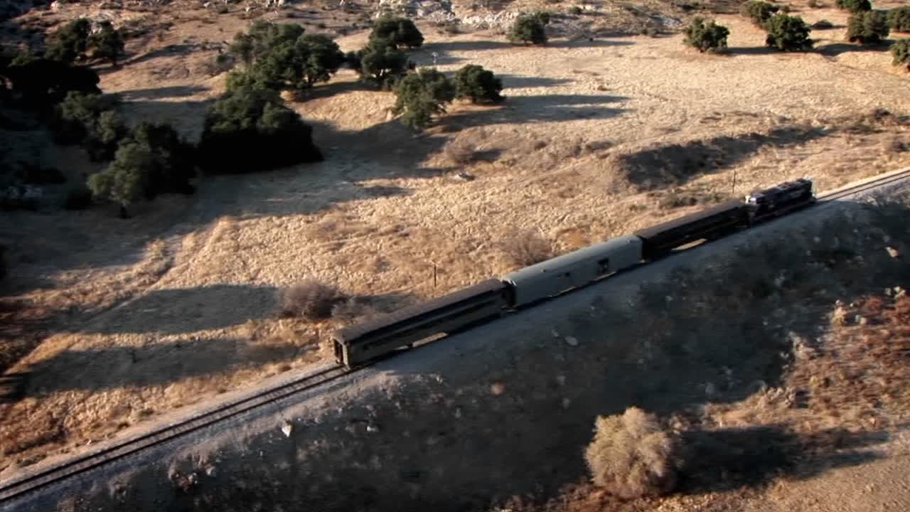 기차가 외딴 지역을 여행하다