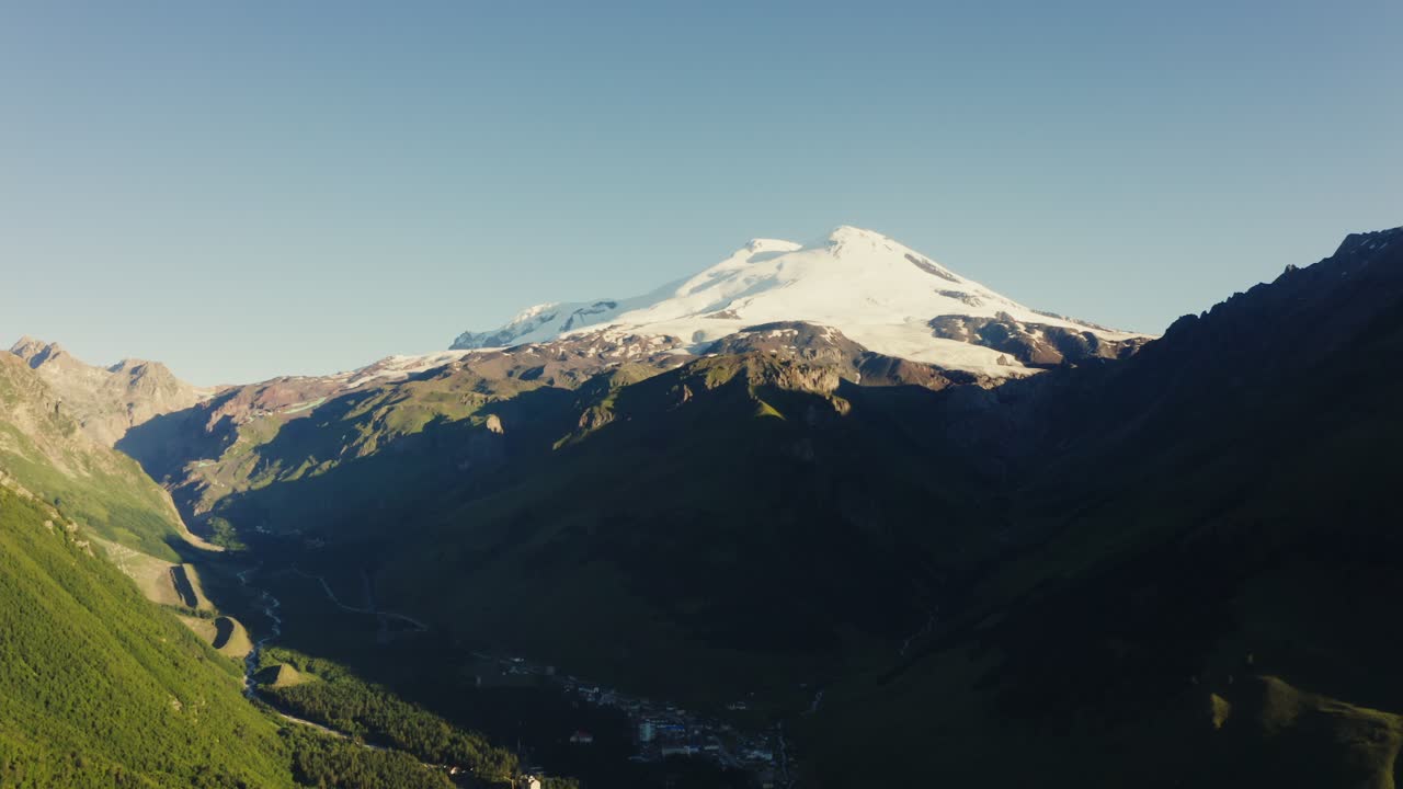 웅장한 산꼭대기와 계곡 풍경